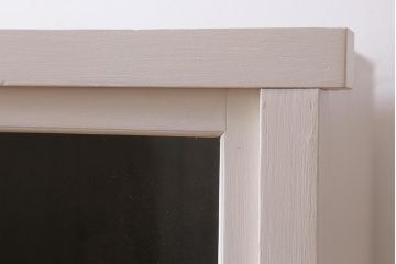 アンティーク家具　ペイント　昭和レトロ　ゆらゆらガラスが懐かしさ漂う鉄脚付キャビネット(ガラス戸棚、収納棚、飾り棚)(R-039496)