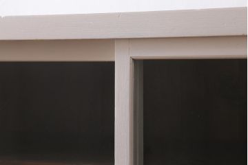 アンティーク家具　ペイント　昭和レトロ　ゆらゆらガラスが懐かしさ漂う鉄脚付キャビネット(ガラス戸棚、収納棚、飾り棚)(R-039496)