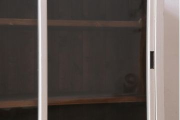 アンティーク家具　ペイント　昭和レトロ　ゆらゆらガラスが懐かしさ漂う鉄脚付キャビネット(ガラス戸棚、収納棚、飾り棚)(R-039496)