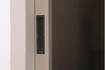 アンティーク家具　ペイント　昭和レトロ　ゆらゆらガラスが懐かしさ漂う鉄脚付キャビネット(ガラス戸棚、収納棚、飾り棚)(R-039496)