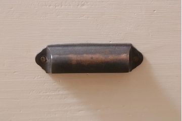 アンティーク家具　ペイント　昭和レトロ　ゆらゆらガラスが懐かしさ漂う鉄脚付キャビネット(ガラス戸棚、収納棚、飾り棚)(R-039496)