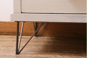 アンティーク家具　ペイント　昭和レトロ　ゆらゆらガラスが懐かしさ漂う鉄脚付キャビネット(ガラス戸棚、収納棚、飾り棚)(R-039496)