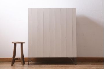 アンティーク家具　ペイント　昭和レトロ　ゆらゆらガラスが懐かしさ漂う鉄脚付キャビネット(ガラス戸棚、収納棚、飾り棚)(R-039496)