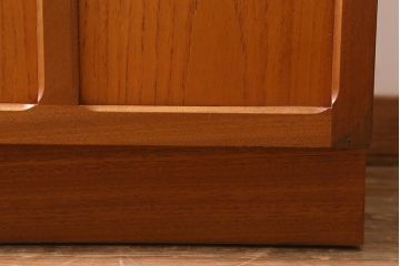 ヴィンテージ家具　イギリスビンテージ　nathan社(ネイサン)　チーク材製　ミッドセンチュリースタイルにおすすめなキャビネット(食器棚、収納棚、カップボード、飾り棚)(R-039499)