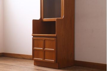 ヴィンテージ家具　イギリスビンテージ　nathan社(ネイサン)　チーク材製　ミッドセンチュリースタイルにおすすめなキャビネット(食器棚、収納棚、カップボード、飾り棚)(R-039499)