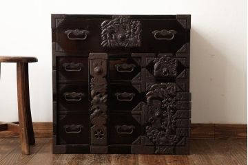 アンティーク家具　和製アンティーク　明治大正期　打ち出し金具　縁起物の金具が目を惹く庄内小箪笥(衣装箪笥、引き出し)(R-039501)