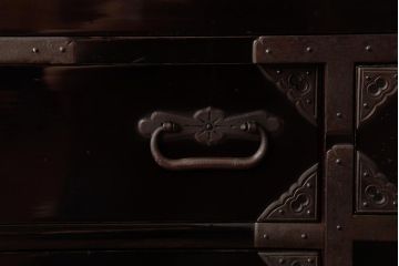 アンティーク家具　和製アンティーク　明治大正期　打ち出し金具　縁起物の金具が目を惹く庄内小箪笥(衣装箪笥、引き出し)(R-039501)