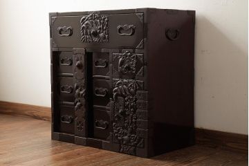 アンティーク家具　和製アンティーク　明治大正期　打ち出し金具　縁起物の金具が目を惹く庄内小箪笥(衣装箪笥、引き出し)(R-039501)