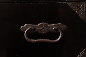 アンティーク家具　和製アンティーク　明治大正期　打ち出し金具　縁起物の金具が目を惹く庄内小箪笥(衣装箪笥、引き出し)(R-039501)