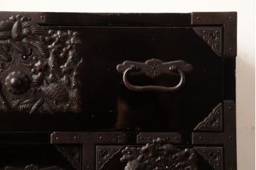 アンティーク家具　和製アンティーク　明治大正期　打ち出し金具　縁起物の金具が目を惹く庄内小箪笥(衣装箪笥、引き出し)(R-039501)