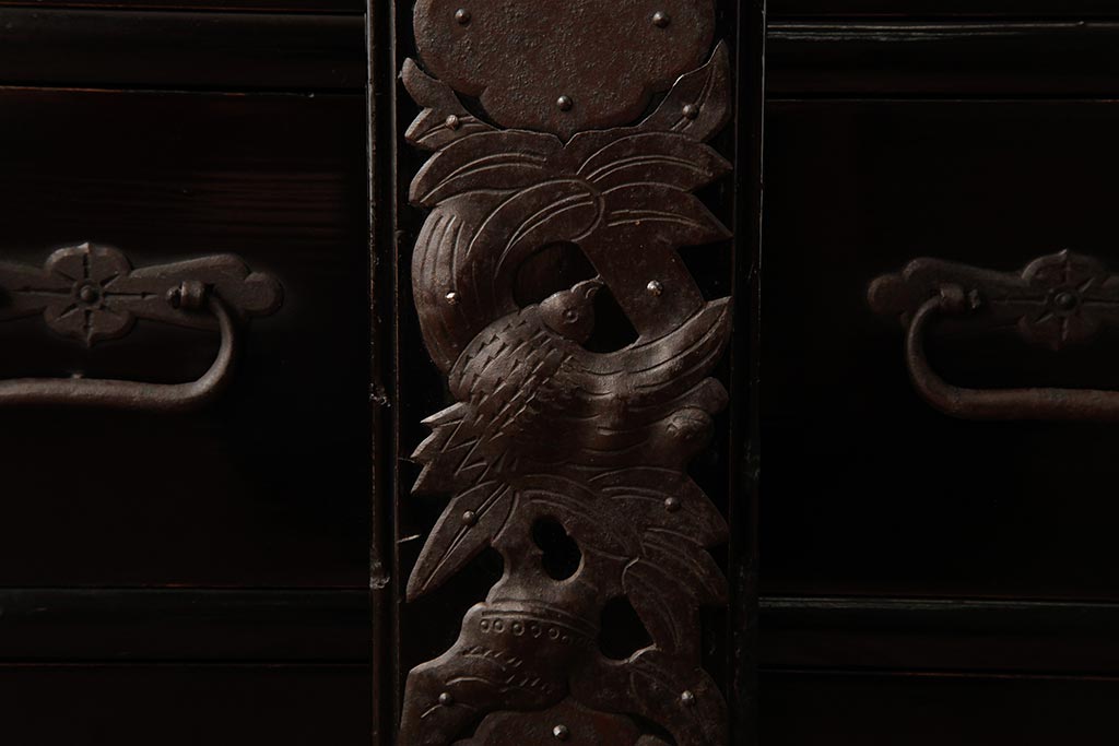 アンティーク家具　和製アンティーク　明治大正期　打ち出し金具　縁起物の金具が目を惹く庄内小箪笥(衣装箪笥、引き出し)(R-039501)