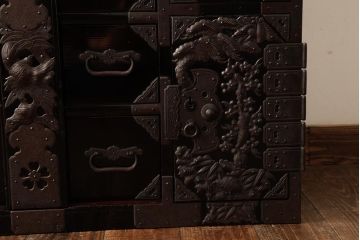 アンティーク家具　和製アンティーク　明治大正期　打ち出し金具　縁起物の金具が目を惹く庄内小箪笥(衣装箪笥、引き出し)(R-039501)