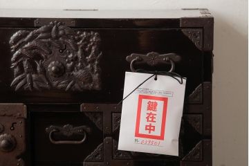 アンティーク家具　和製アンティーク　明治大正期　打ち出し金具　縁起物の金具が目を惹く庄内小箪笥(衣装箪笥、引き出し)(R-039501)