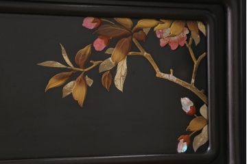 アンティーク家具　和製アンティーク　在銘　静竹斎　唐木　花鳥図柄　螺鈿と蒔絵の装飾が上品な茶棚(飾り棚、収納棚)(R-039508)