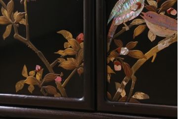 アンティーク家具　和製アンティーク　在銘　静竹斎　唐木　花鳥図柄　螺鈿と蒔絵の装飾が上品な茶棚(飾り棚、収納棚)(R-039508)