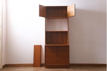 ヴィンテージ家具　G-PLAN(ジープラン)　FORM FIVE　チーク材製　スタイリッシュな佇まいのウォールユニット(キャビネット、収納棚、戸棚、飾り棚、ビンテージ)(R-039524)