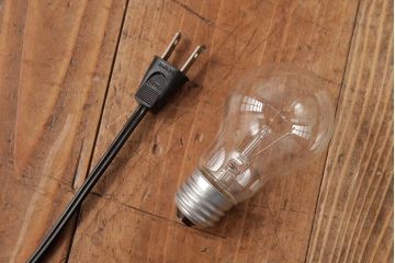 ビンテージ照明　和製ビンテージ　昭和中期　レトロな雰囲気漂うZライト(スタンドライト、卓上照明、照明)(R-039526)