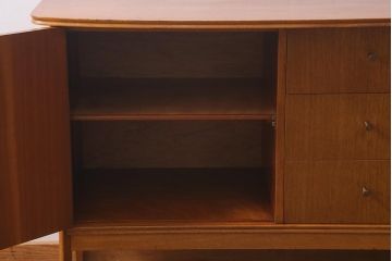 ヴィンテージ家具　北欧ビンテージ　Vanson　温かみのある雰囲気が魅力のサイドボード(サイドキャビネット、収納棚)(R-039533)