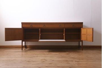 ヴィンテージ家具　イギリスビンテージ　Nathan(ネイサン)社　チーク材　スクエアのデザインがお洒落なサイドボード(収納棚)(R-039534)