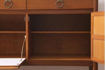 ヴィンテージ家具　イギリスビンテージ　Nathan(ネイサン)社　チーク材　スクエアのデザインがお洒落なサイドボード(収納棚)(R-039534)