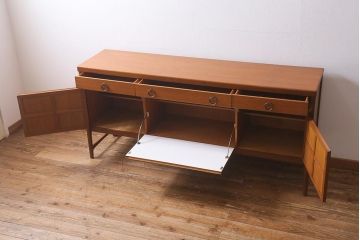 ヴィンテージ家具　イギリスビンテージ　Nathan(ネイサン)社　チーク材　スクエアのデザインがお洒落なサイドボード(収納棚)(R-039534)