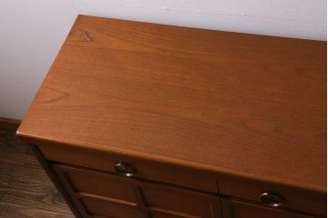 ヴィンテージ家具　イギリスビンテージ　Nathan(ネイサン)社　チーク材　スクエアのデザインがお洒落なサイドボード(収納棚)(R-039534)