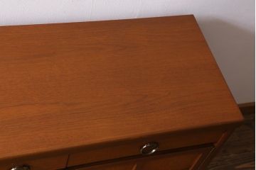 ヴィンテージ家具　イギリスビンテージ　Nathan(ネイサン)社　チーク材　スクエアのデザインがお洒落なサイドボード(収納棚)(R-039534)