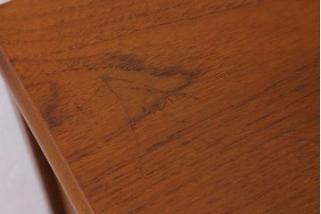 ヴィンテージ家具　イギリスビンテージ　Nathan(ネイサン)社　チーク材　スクエアのデザインがお洒落なサイドボード(収納棚)(R-039534)