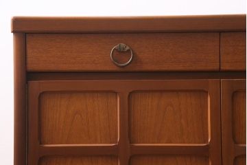 ヴィンテージ家具　イギリスビンテージ　Nathan(ネイサン)社　チーク材　スクエアのデザインがお洒落なサイドボード(収納棚)(R-039534)