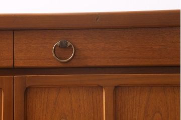 ヴィンテージ家具　イギリスビンテージ　Nathan(ネイサン)社　チーク材　スクエアのデザインがお洒落なサイドボード(収納棚)(R-039534)