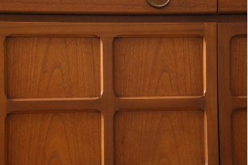 ヴィンテージ家具　イギリスビンテージ　Nathan(ネイサン)社　チーク材　スクエアのデザインがお洒落なサイドボード(収納棚)(R-039534)