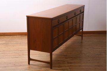 ヴィンテージ家具　イギリスビンテージ　Nathan(ネイサン)社　チーク材　スクエアのデザインがお洒落なサイドボード(収納棚)(R-039534)