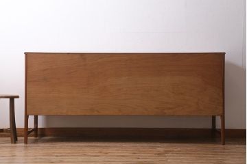 ヴィンテージ家具　イギリスビンテージ　Nathan(ネイサン)社　チーク材　スクエアのデザインがお洒落なサイドボード(収納棚)(R-039534)