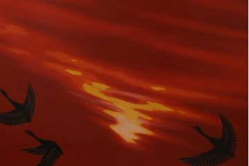 中古　漆塗り　象谷塗・蒟醤(キンマ)塗　鶴身広堂作　夕焼紅葉図　朱と黒のコントラストが印象的なつい立て(衝立、パーテーション)(R-039535)