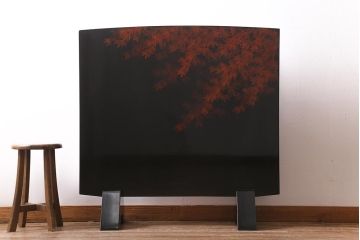 中古　漆塗り　象谷塗・蒟醤(キンマ)塗　鶴身広堂作　夕焼紅葉図　朱と黒のコントラストが印象的なつい立て(衝立、パーテーション)(R-039535)