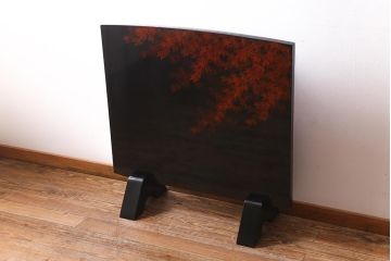 中古　漆塗り　象谷塗・蒟醤(キンマ)塗　鶴身広堂作　夕焼紅葉図　朱と黒のコントラストが印象的なつい立て(衝立、パーテーション)(R-039535)