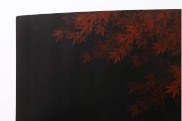 中古　漆塗り　象谷塗・蒟醤(キンマ)塗　鶴身広堂作　夕焼紅葉図　朱と黒のコントラストが印象的なつい立て(衝立、パーテーション)(R-039535)