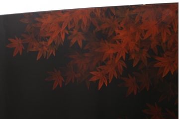 中古　漆塗り　象谷塗・蒟醤(キンマ)塗　鶴身広堂作　夕焼紅葉図　朱と黒のコントラストが印象的なつい立て(衝立、パーテーション)(R-039535)