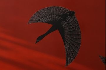 中古　漆塗り　象谷塗・蒟醤(キンマ)塗　鶴身広堂作　夕焼紅葉図　朱と黒のコントラストが印象的なつい立て(衝立、パーテーション)(R-039535)