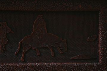 アンティーク家具　銅金具　堆朱　彫漆　凝った浮き彫りが目を引く古美術品の飾り棚(飾棚)(R-039541)