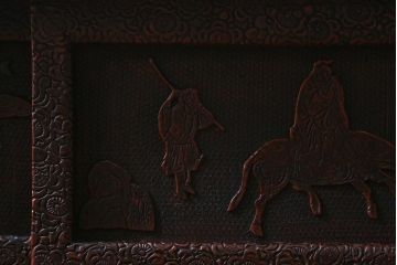 アンティーク家具　銅金具　堆朱　彫漆　凝った浮き彫りが目を引く古美術品の飾り棚(飾棚)(R-039541)