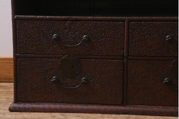 アンティーク家具　銅金具　堆朱　彫漆　凝った浮き彫りが目を引く古美術品の飾り棚(飾棚)(R-039541)