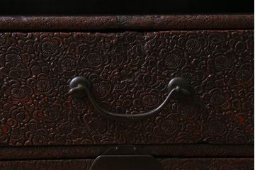 アンティーク家具　銅金具　堆朱　彫漆　凝った浮き彫りが目を引く古美術品の飾り棚(飾棚)(R-039541)