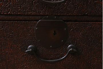 アンティーク家具　銅金具　堆朱　彫漆　凝った浮き彫りが目を引く古美術品の飾り棚(飾棚)(R-039541)