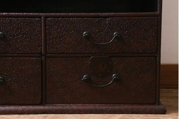 アンティーク家具　銅金具　堆朱　彫漆　凝った浮き彫りが目を引く古美術品の飾り棚(飾棚)(R-039541)