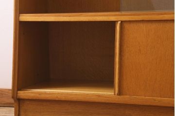 ヴィンテージ家具　北欧ビンテージ　オーク材　レトロスタイルにもぴったりなぬくもりあふれる台形キャビネット(戸棚)(R-039542)