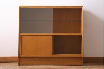 ヴィンテージ家具　北欧ビンテージ　オーク材　レトロスタイルにもぴったりなぬくもりあふれる台形キャビネット(戸棚)(R-039542)