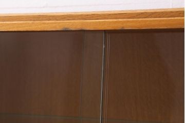 ヴィンテージ家具　北欧ビンテージ　オーク材　レトロスタイルにもぴったりなぬくもりあふれる台形キャビネット(戸棚)(R-039542)