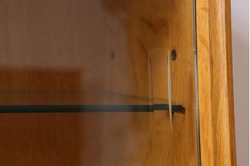 ヴィンテージ家具　北欧ビンテージ　オーク材　レトロスタイルにもぴったりなぬくもりあふれる台形キャビネット(戸棚)(R-039542)