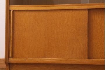 ヴィンテージ家具　北欧ビンテージ　オーク材　レトロスタイルにもぴったりなぬくもりあふれる台形キャビネット(戸棚)(R-039542)